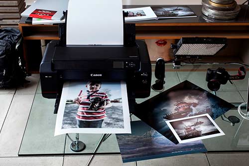 Ein schwarzer Canon Drucker druckt Fotos in hoher Qualität