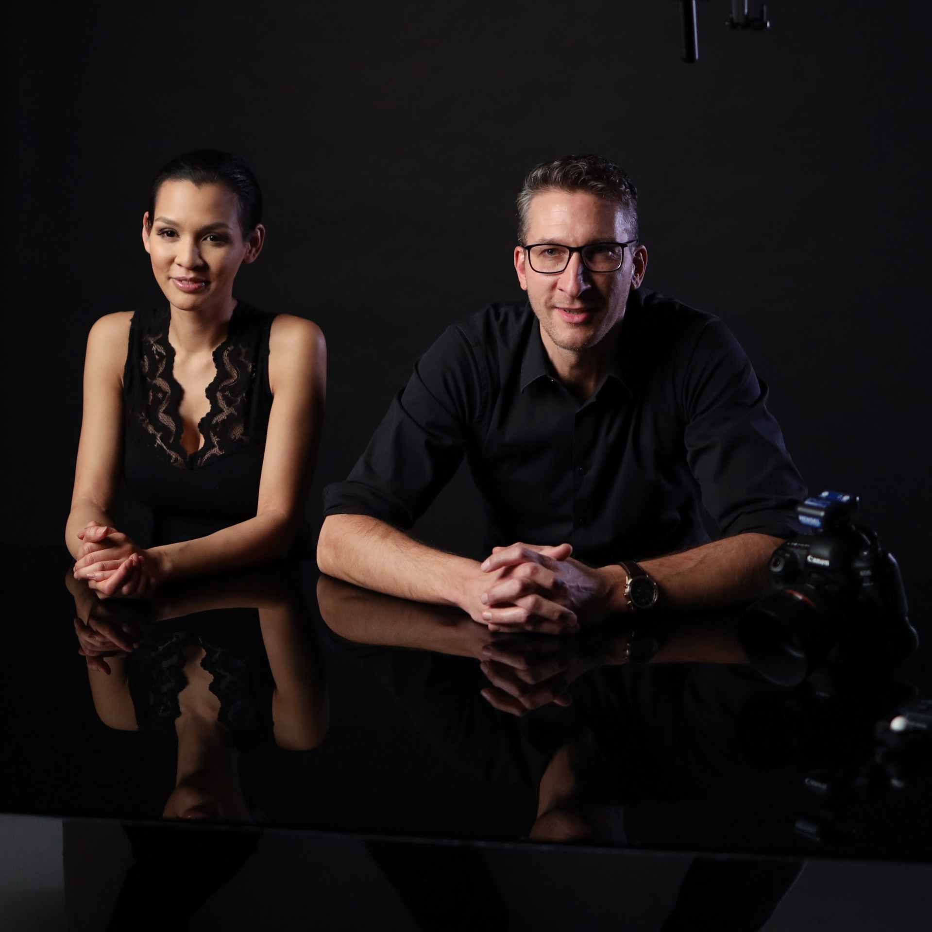 Sascha Hüttenhain und Modell Martina am Foto-Set für die Mehrfachbelichtung